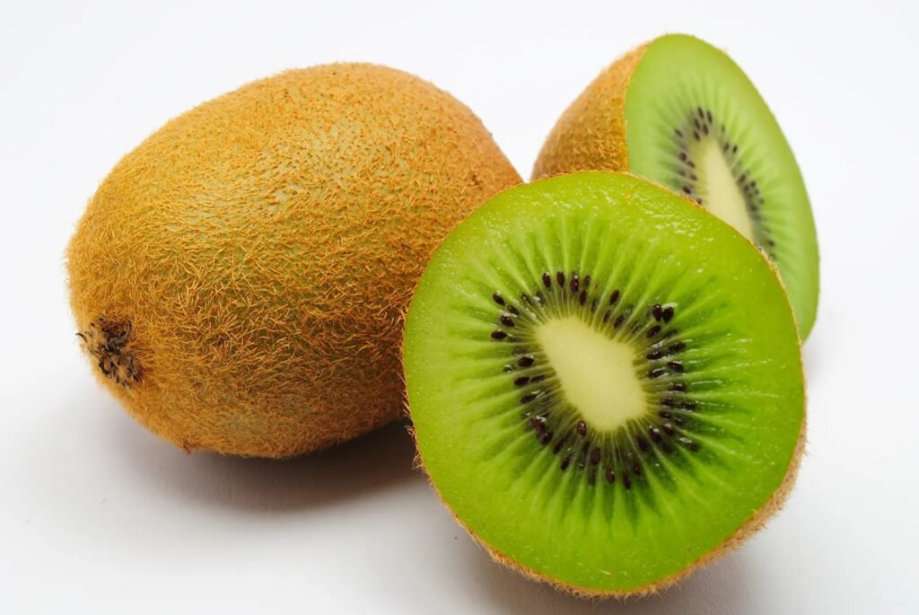 Kiwi Ke Fayde: किन लोगों को होने वाला है इस फल का लाभ, यहां से देखें फायदे और नुकसान 2 Kiwi Ke Fayde